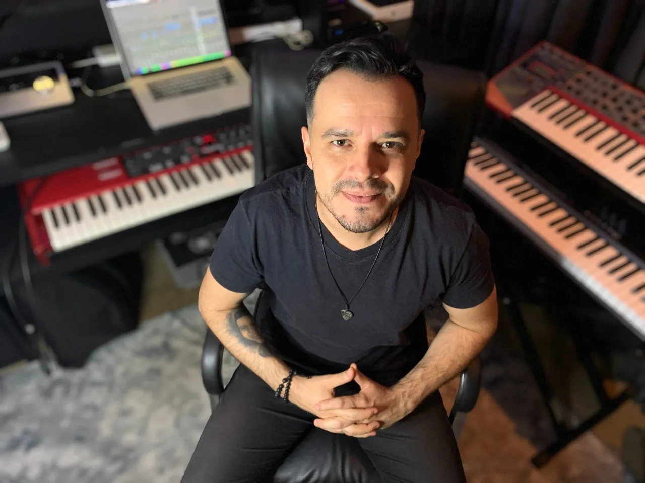 Rogerio Plaza em seu estúdio, cercado de pianos e teclados