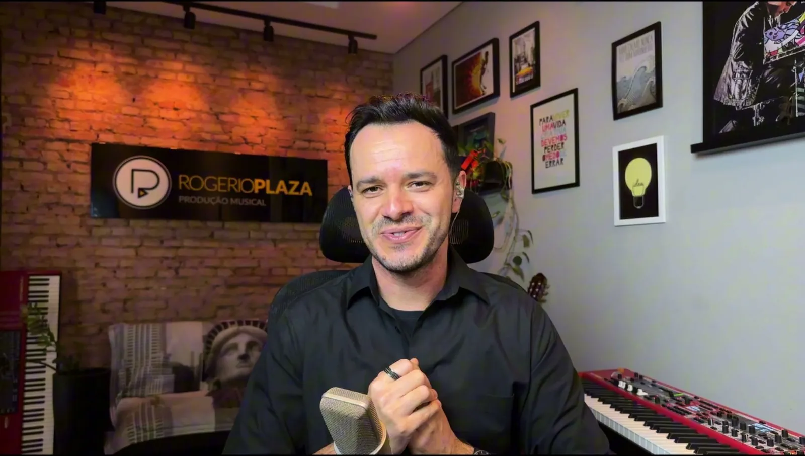 Rogerio Plaza sorrindo em seu estúdio